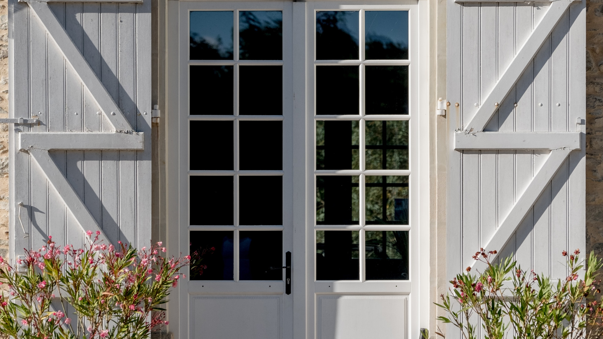 Gagnez en luminosité avec une porte-fenêtre de qualité pour transformer votre maison