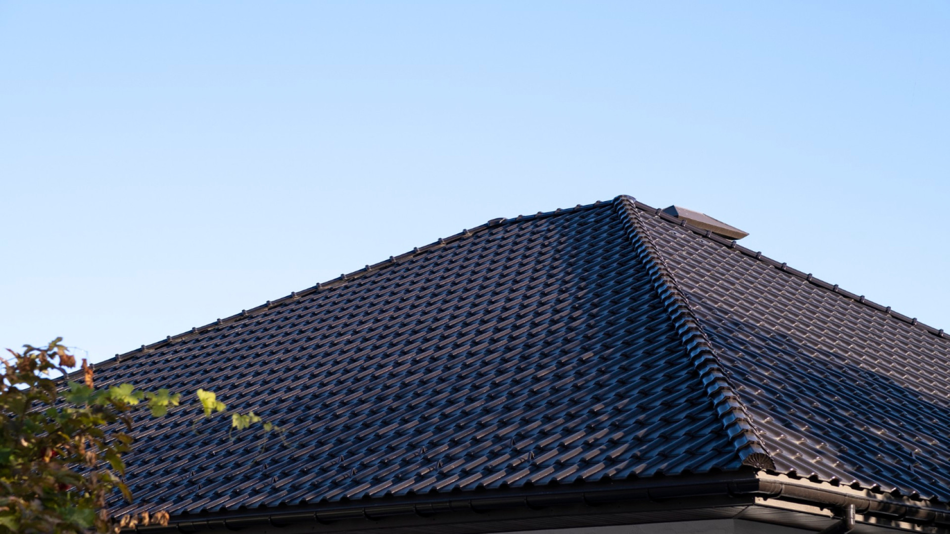 Tout savoir sur la zinguerie à Toulouse : gouttières, chéneaux et protections pour une toiture performante